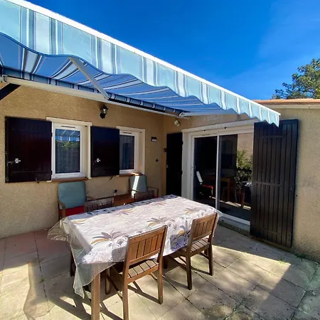 Maison Avec Jardinet, Piscine Commune à Océan Lacanau