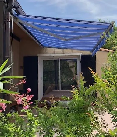 Maison Avec Jardinet, Piscine Commune à Océan Lacanau